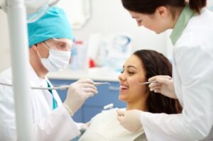 Perbedaan Dokter Gigi Umum dan Spesialis Bedah Mulut